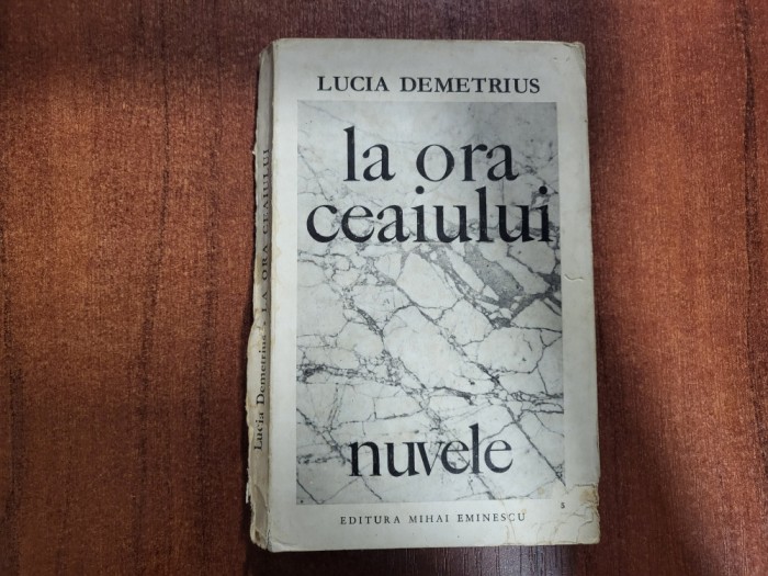 La ora ceaiului de Lucia Demetrius