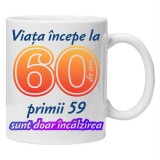 Cana alba personalizata &quot; Viata incepe la &quot;,60 ani, INOVATIX&reg;. 330ml