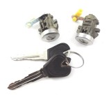 Set yale inchidere Mazda 323 (Bj), 1998-12.2000, cu chei, cu 2 butuci blocare usa, stanga/dreapta, fata, 825D-58490,