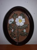 Tablou placa aplica ceramica de perete maro Gabriel Suedia decor de perete ceramica ovala cu flori albe