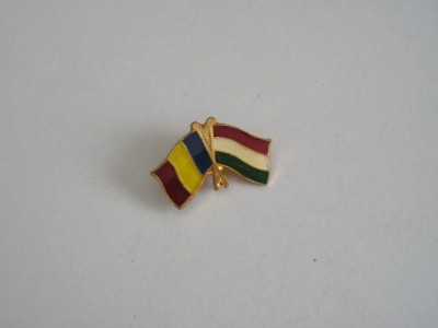 QW9 N3 22 - insigna - steaguri - Romania - Ungaria foto