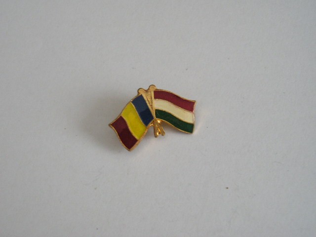 QW9 N3 22 - insigna - steaguri - Romania - Ungaria