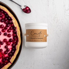 Lumanare parfumata handmade din ceara naturala de soia 100%, aroma de Cheesecake de merisoare, Recipient ceramic alb, 150 g