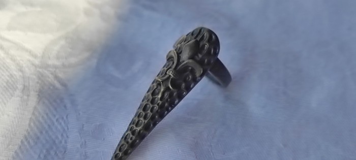 INEL cu FLOARE de LIS ca BLAZON tip UNGHIE LUNGA sau GHEARA vintage DE EFECT