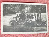 Fotografie tip carte postala, pe malul lacului in costume populare, perioada interbelica