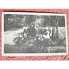 Fotografie tip carte postala, pe malul lacului in costume populare, perioada interbelica