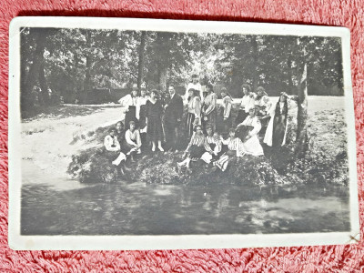 Fotografie tip carte postala, pe malul lacului in costume populare, perioada interbelica foto