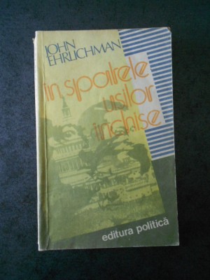 JOHN EHRLICHMAN - IN SPATELE USILOR INCHISE foto