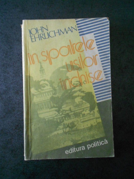 JOHN EHRLICHMAN - IN SPATELE USILOR INCHISE