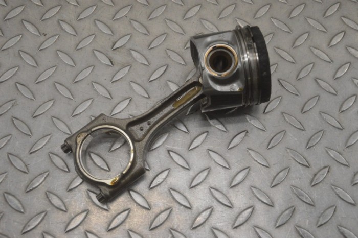 Piston VOLVO V40 Hatchback 2017 23899065