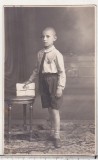 bnk foto Scolar purtand medalia In amintirea incoronarii Regelui 1922 - Foto E Popp Ploiesti 1928