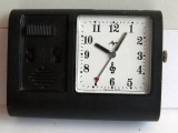 Ceas mecanic vintage de voiaj, produs in URSS, nefunctional