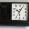 Ceas mecanic vintage de voiaj, produs in URSS, nefunctional