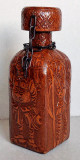 Sticla cu dop imbracata in piele gravata cu figuri medievale, artizanat manual