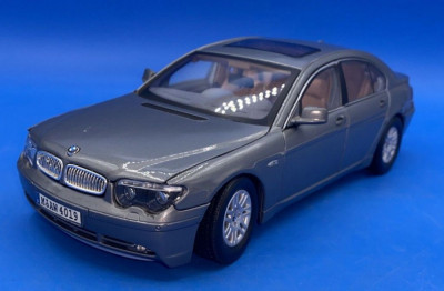 Macheta BMW 745i Seria 7 (E65) gri - MotorMax 1/18 foto