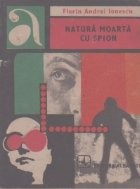 Natura moarta cu spion foto