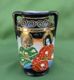VAZA IN MINIATURĂ DIN PORTELAN DECORATA MANUAL, JAPONIA