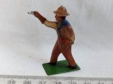 bnk jc Figurina cowboy cu pistol - neidentificata - plastic dur - posibil surpriza margarina