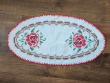 Lucru de mana cusatura pe panza model cu trandafiri, forma ovala 56x29cm