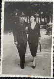 Fotografie tip Carte Postala, Locotenent din armata romana, cu iubita in parc, perioada celui de-al doilea razboi mondial