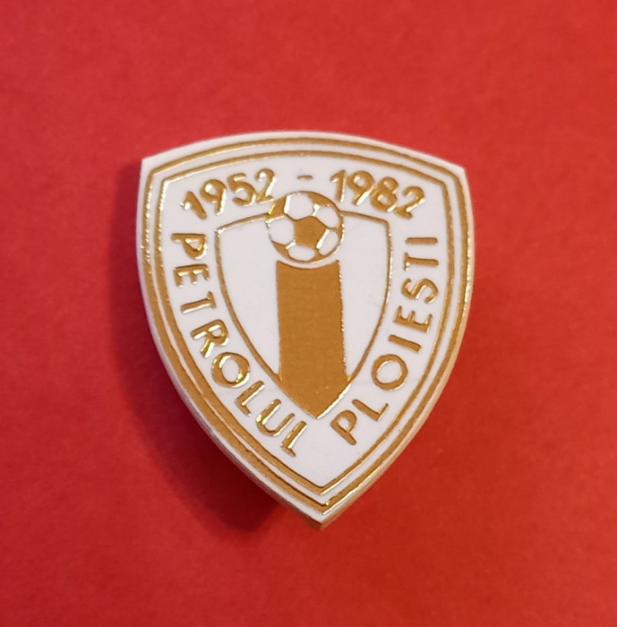 Insigna fotbal - FC PETROLUL PLOIESTI (aniversare 30 ani 1952/1982)