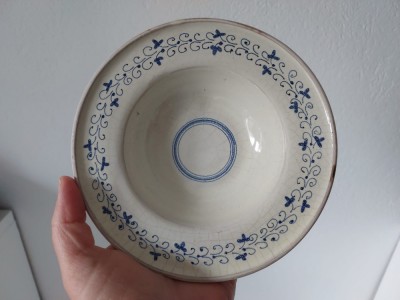 Farfurie ceramica lut smaltuit alb decor albastru, veche, taraneasca, agatatoare foto