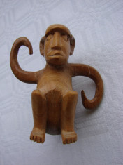 Frumoasa sculptura in lemn reprezentand o maimuta foto