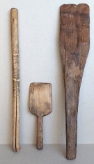 Set de 3 ustensile vintage de bucatarie romaneasca, facalet de mamaliga + 2 palete pentru unt si coliva, vechime 100 ani