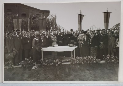 CONSTANTIN I. ANGELESCU , PRIM MINISTRU AL ROMANIEI , LA O ADUNARE FESTIVA IN CURTEA UNEI FABRICI , ANII &amp;#039;30 foto