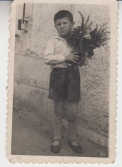 M5 C59 - FOTO - FOTOGRAFIE FOARTE VECHE - baiat cu flori - anul 1950