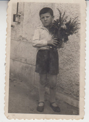 M5 C59 - FOTO - FOTOGRAFIE FOARTE VECHE - baiat cu flori - anul 1950 foto