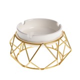 Scrumiera ceramica alb lucios cu suport metalic auriu 14 cm