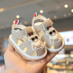 Sandalute crem cu piuitoare - Cool bear (Marime Disponibila: Marimea 21)