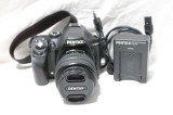 Aparat foto digital DSLR Pentax K-500 K500 cu obiectiv 18-55 mm original Pentax baterie originala si incarcator - 6450 cadre
