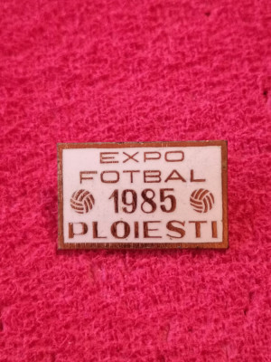 Insigna fotbal - &amp;quot;EXPO FOTBAL&amp;quot; PLOIESTI 1985 foto