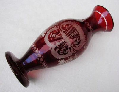 Vaza veche din sticla rubinie frumos gravata foto