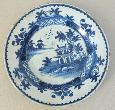 Farfurie de Lambeth decorata cu motive chinezesti Anglia sec 18 foto
