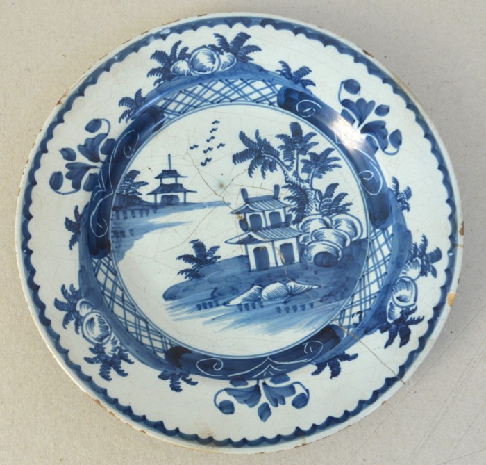 Farfurie de Lambeth decorata cu motive chinezesti Anglia sec 18