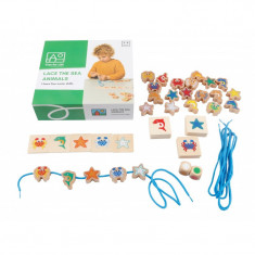 Joc Insira animalele marine Toys For Life, 5 x 5 cm, snur bumbac, lemn, 24 animale, 3 ani+