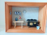 *Caseta diorama veche vintage bucatarie rustica cu soba metal, masuta lemn raft