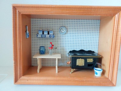 *Caseta diorama veche vintage bucatarie rustica cu soba metal, masuta lemn raft foto