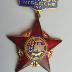 M3 L 46 - Insigna - tematica comunism - Fruntas in intrecerea socialista - 1971