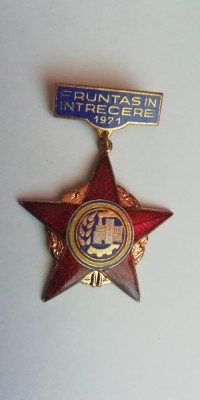 QW9 L 46 - Insigna - tematica comunism - Fruntas in intrecerea socialista - 1971 foto