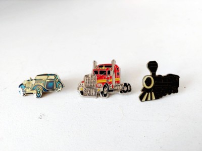 Lot 3 insigne masina+tren+camion, vintage metal colectie mijloace locomotie foto