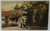 MANASTIREA SINAIA , INTRAREA SI BISERICA DIN INTERIOR , CARTE POSTALA ILUSTRATA , 1910