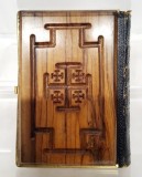 Biblia / Biblie veche, 1898, lb. engleza, pagini aurite pe lateral, 14x10x4 cm. Coperta piele + imitatie lemn, contine si unele harti.