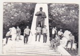 Bnk foto - Statuia G-ral Ioan Dragalina - Caransebes - anii `70, Alb-Negru, Romania de la 1950, Cladiri