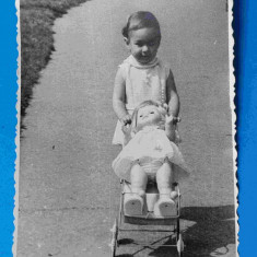 Fotografie anii 1970 imagine superba fetita cu jucarie papusa Aradeanca in carut