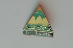 QW9 K 86 - Insigna - tematica pionieri - turism - Tot inainte