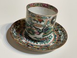 Impresionanta ceasca cu farfurioara din portelan fin pictat manual de provenienta japoneza, Decorative